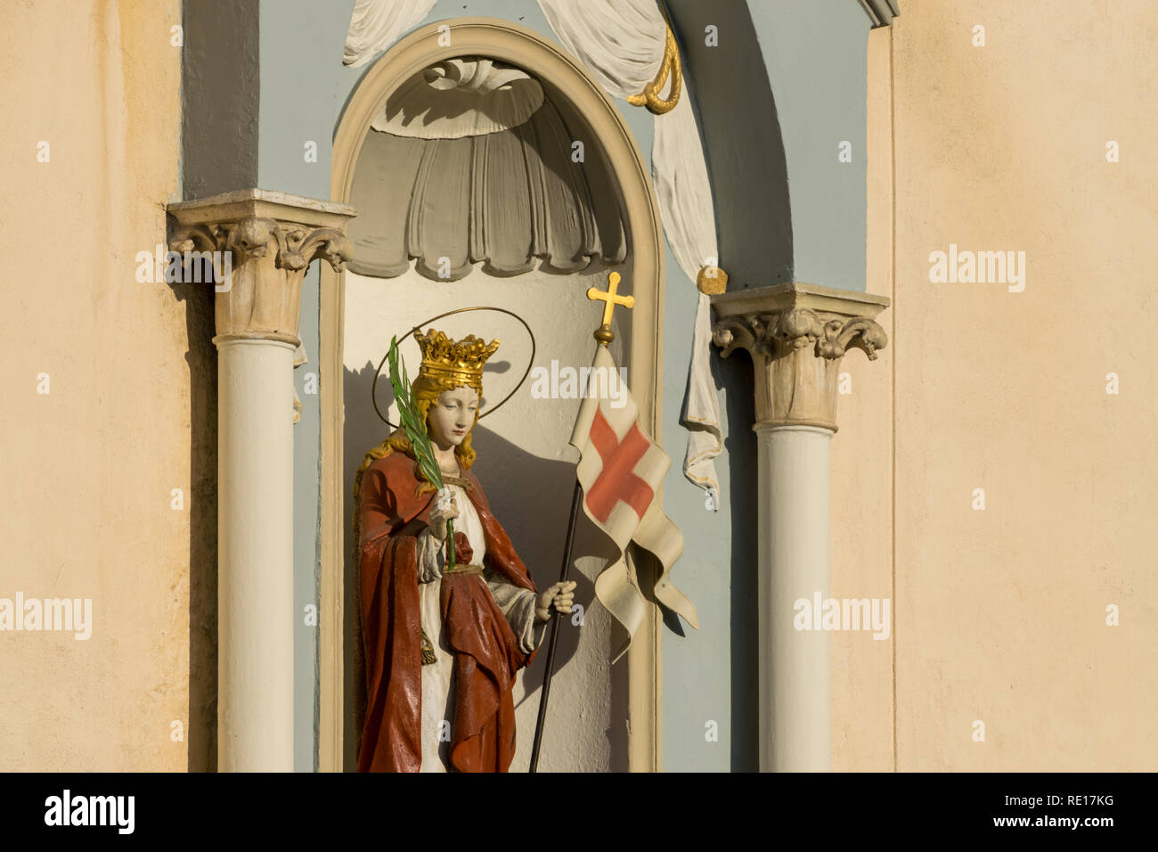 Vergine Maria statua in una chiesa cattolica facciata a Sibiu in Romania. Foto Stock