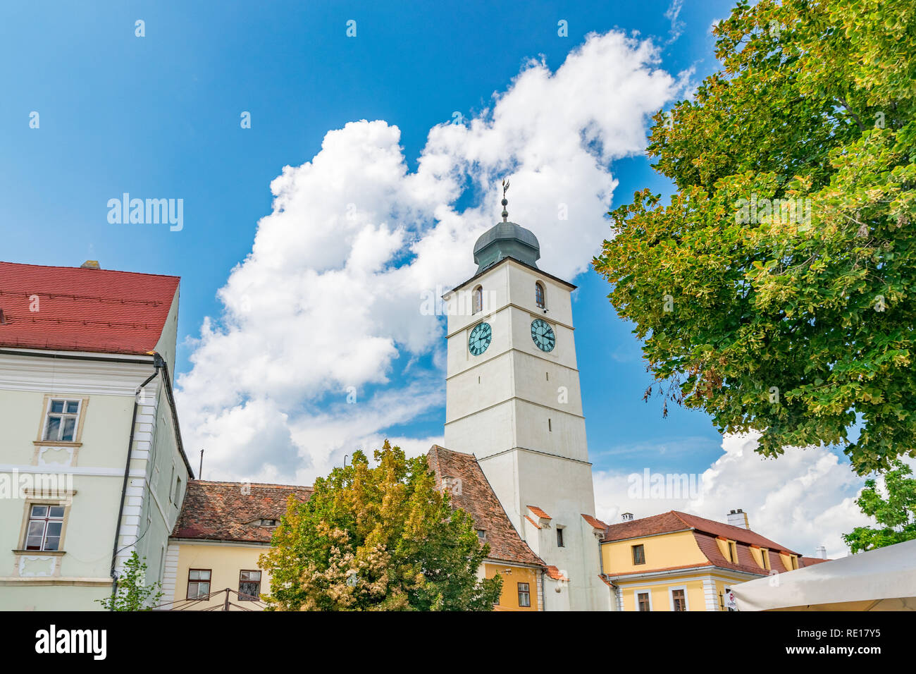 Sibiu è la torre del Consiglio su una soleggiata giornata estiva con un cielo blu a Sibiu in Romania. Foto Stock