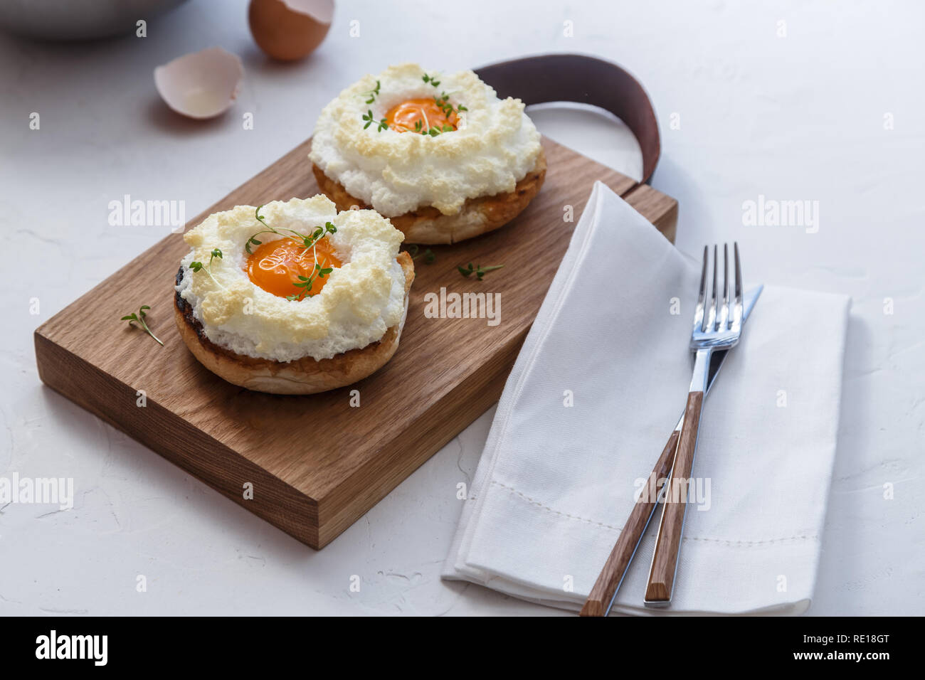 Orsini oeufs con pane tostato, spazio di copia Foto Stock