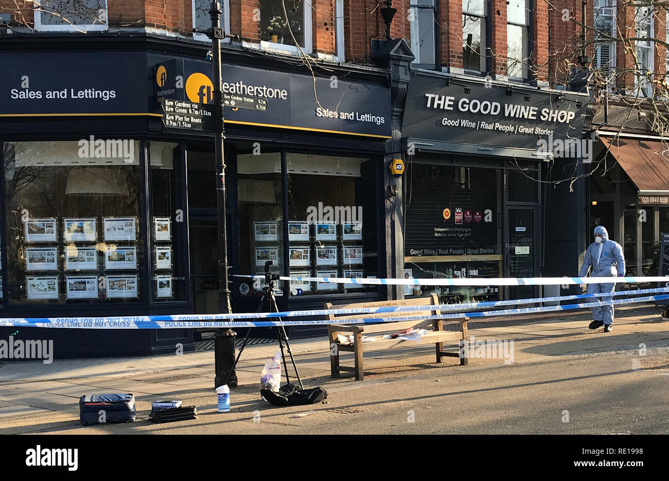 Gli investigatori forense presso la scena in cui un uomo è stato pugnalato a Royal Parade, vicino al famoso Kew Gardens, West London. Foto Stock