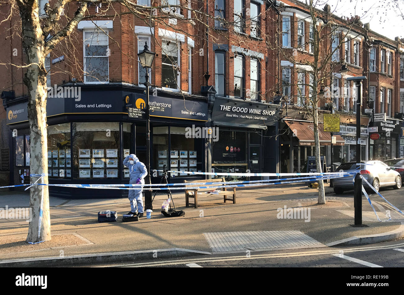 Gli investigatori forense presso la scena in cui un uomo è stato pugnalato a Royal Parade, vicino al famoso Kew Gardens, West London. Foto Stock