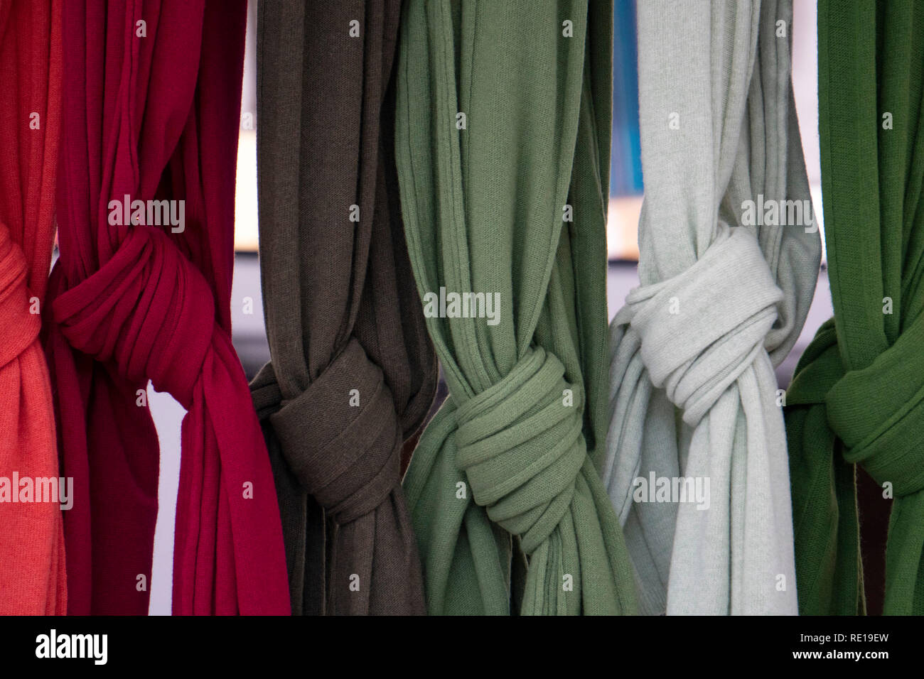 La lana e la seta pashmina sciarpa al mercato Foto Stock