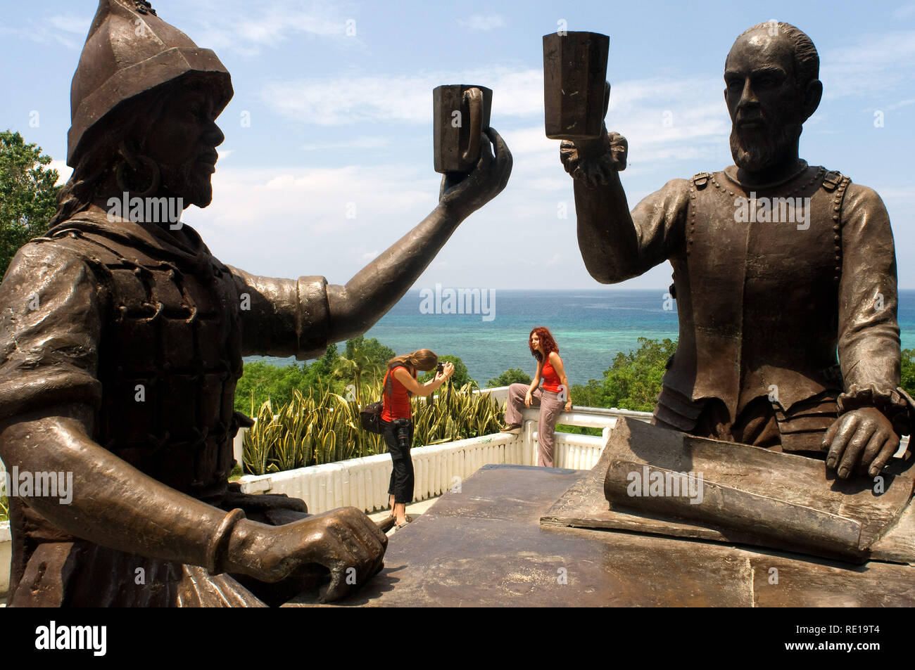 Monumento chiamato Sanduguan o rituale del sangue dove un brindisi con il sangue è andata in scena tra il conquistador spagnolo Miguel López de Legazpi e il Sikatuna Foto Stock