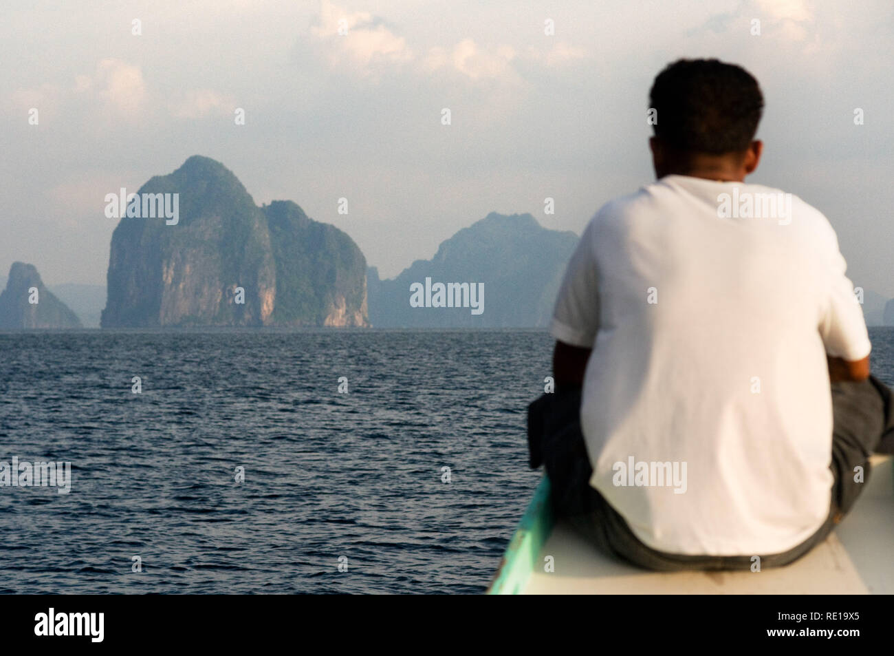 Una barca che naviga attraverso il Mare della Cina del Sud. Il nido. Palawan. Palawan s El Nido scenario mozzafiato fatto di colline di pietra calcarea e lagune El Nido del Philip Foto Stock