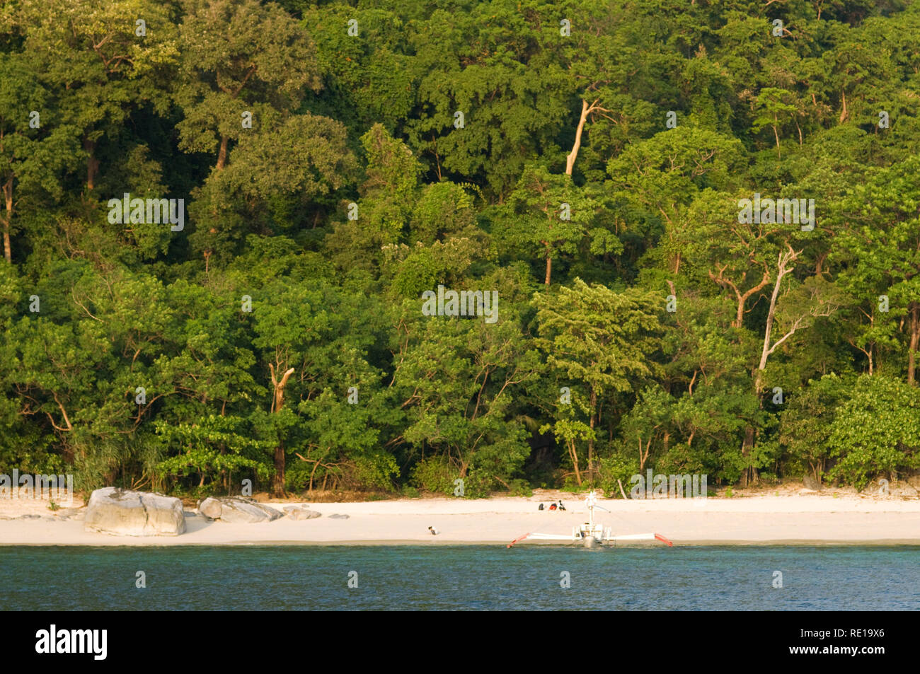 Una barca ormeggiata in sabbia bianca dell'isola di Miniloc. Palawan. In barca la costa di sabbia di Miniloc Island, El Nido, PALAWAN FILIPPINE, Asia Foto Stock