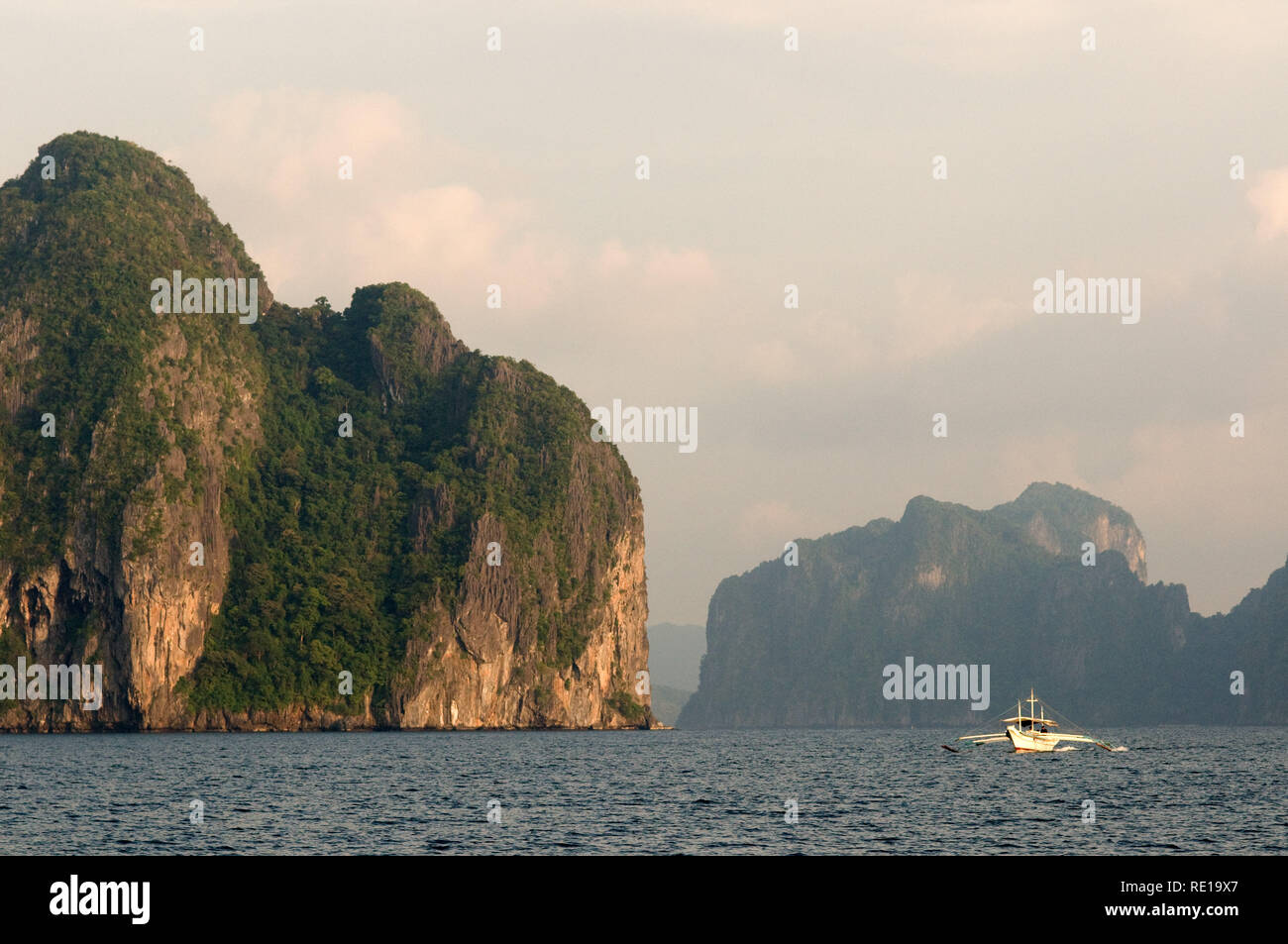 Una barca che naviga attraverso il Mare della Cina del Sud. Il nido. Palawan. Palawan s El Nido scenario mozzafiato fatto di colline di pietra calcarea e lagune El Nido del Philip Foto Stock