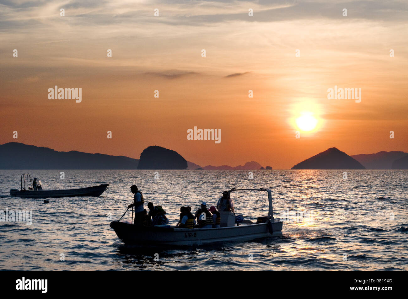 Una barca che naviga attraverso il Mare della Cina del Sud. Il nido. Palawan. Palawan s El Nido scenario mozzafiato fatto di colline di pietra calcarea e lagune El Nido del Philip Foto Stock