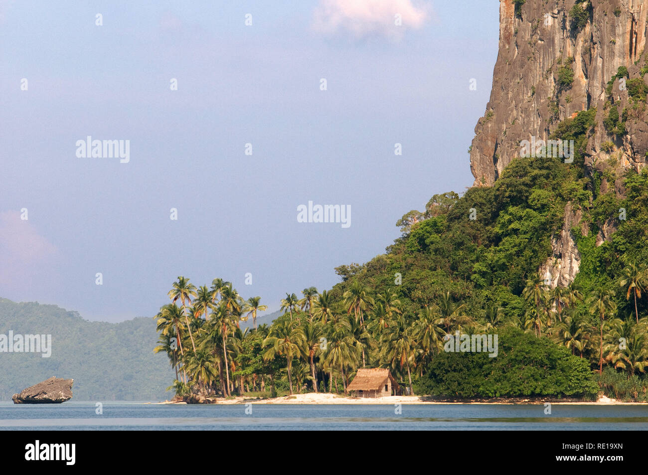 Legno di casa di pescatori su una spiaggia idilliaca sull'isola Comocutuan isola. Palawan Filippine Foto Stock