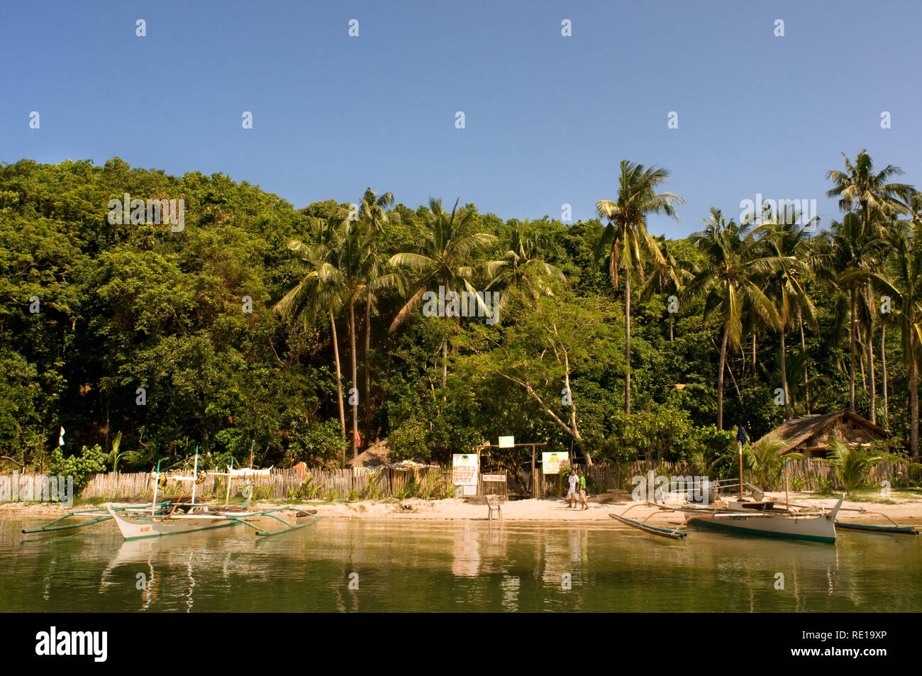 I rifiuti residui dal Nido Resort sull'isola di Comocutuan isola. Palawan Filippine Foto Stock