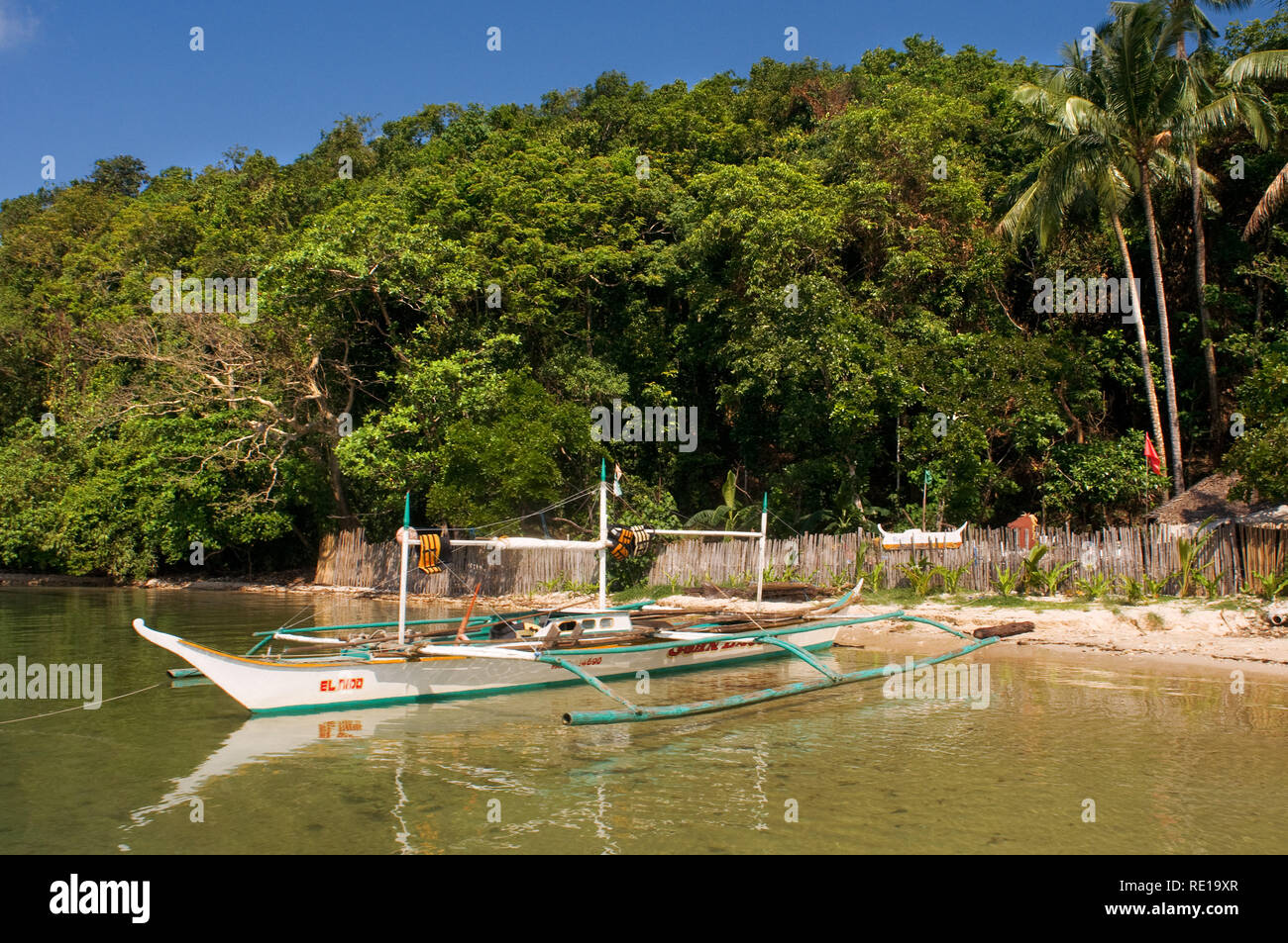 Una barca ormeggiata in sabbia bianca dell'isola di Comocutuan. Palawan Filippine Foto Stock