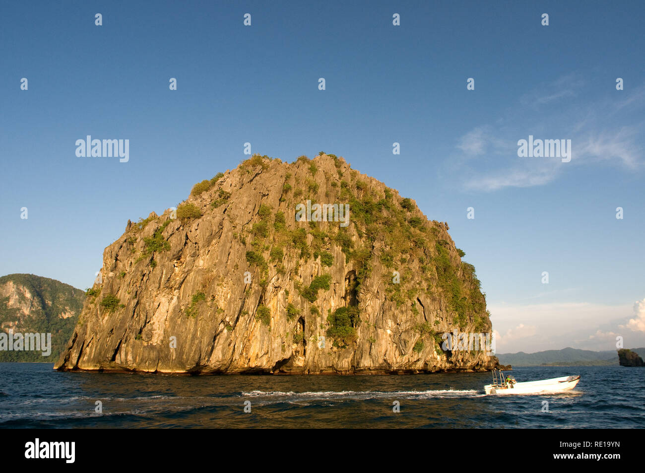 Una barca che naviga attraverso il Mare della Cina del Sud. Il nido. Palawan. Palawan s El Nido scenario mozzafiato fatto di colline di pietra calcarea e lagune El Nido del Philip Foto Stock