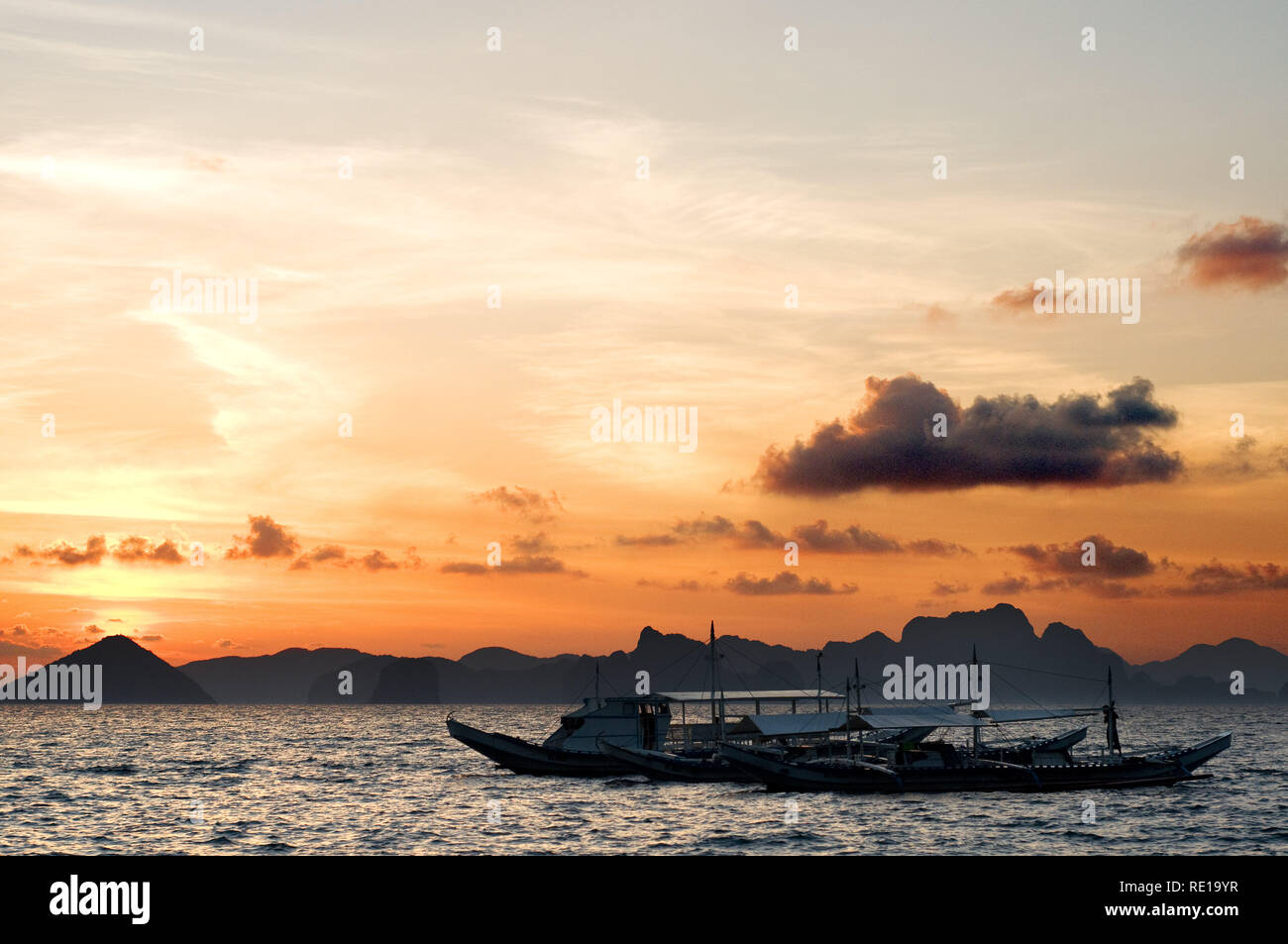Vele di imbarcazioni attraverso il Mare della Cina del Sud. Il nido. Palawan. Palawan s El Nido scenario mozzafiato fatto di colline di pietra calcarea e lagune El Nido La Philipp Foto Stock