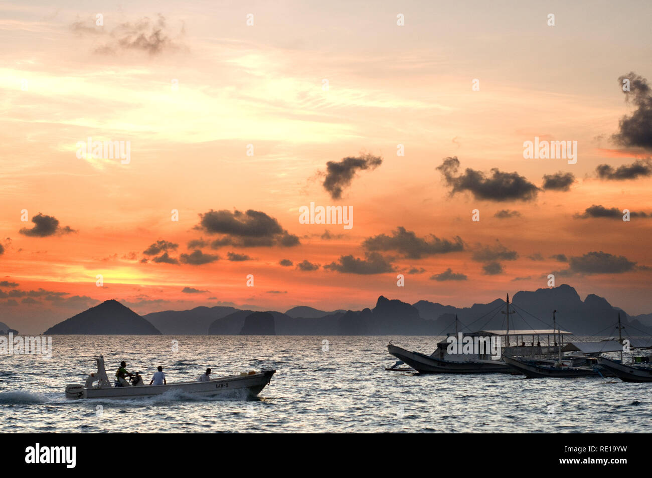 Vele di imbarcazioni attraverso il Mare della Cina del Sud. Il nido. Palawan. Palawan s El Nido scenario mozzafiato fatto di colline di pietra calcarea e lagune El Nido La Philipp Foto Stock