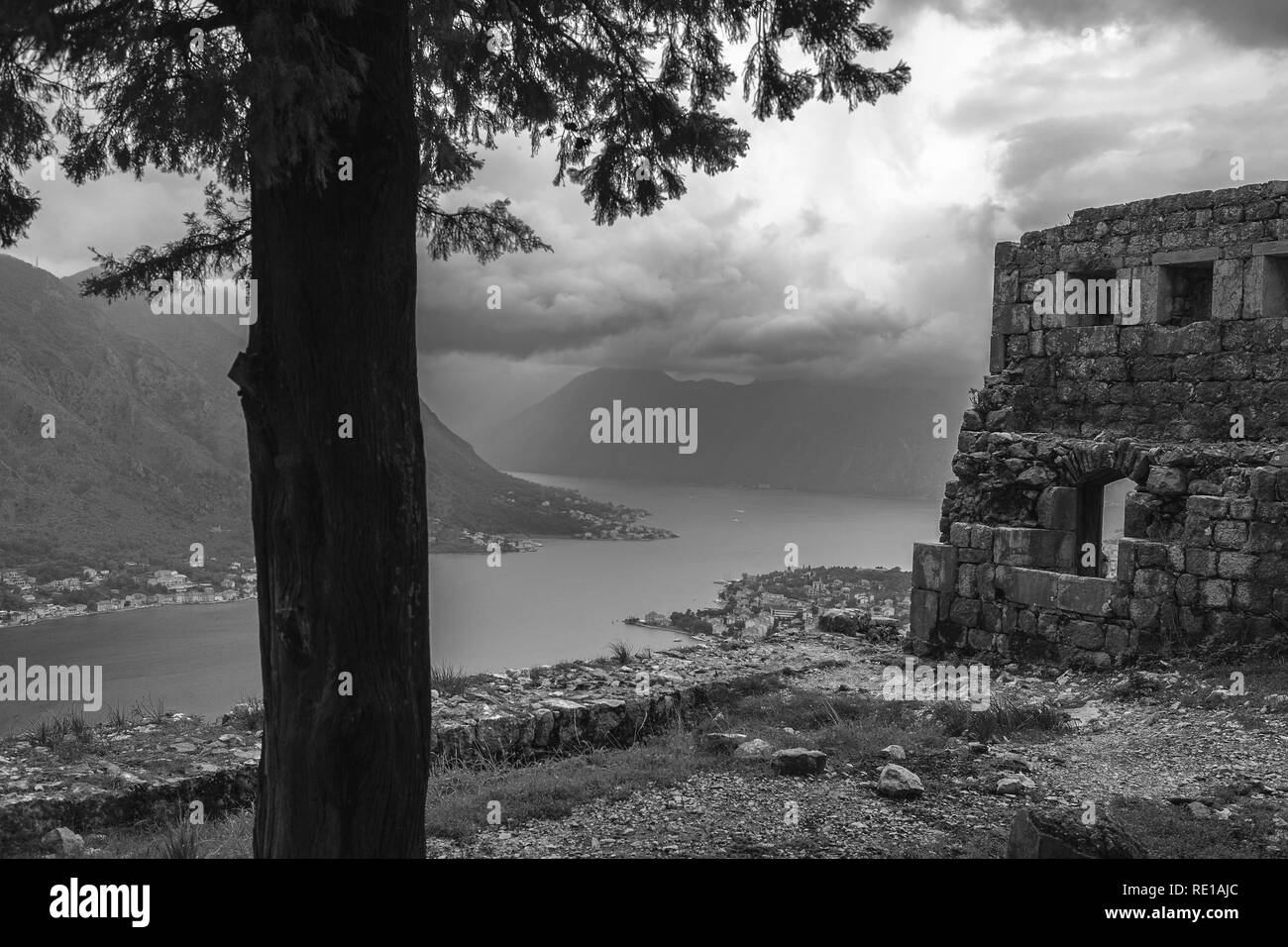 Vista da San Giovanni Fort su Boka Kotorska, Montenegro. Versione in bianco e nero Foto Stock