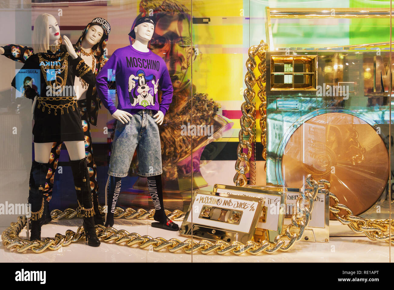 H&M e Moschino indumenti e collezione di abbigliamento, creative e  scintillanti store window display con vestito uomo Foto stock - Alamy