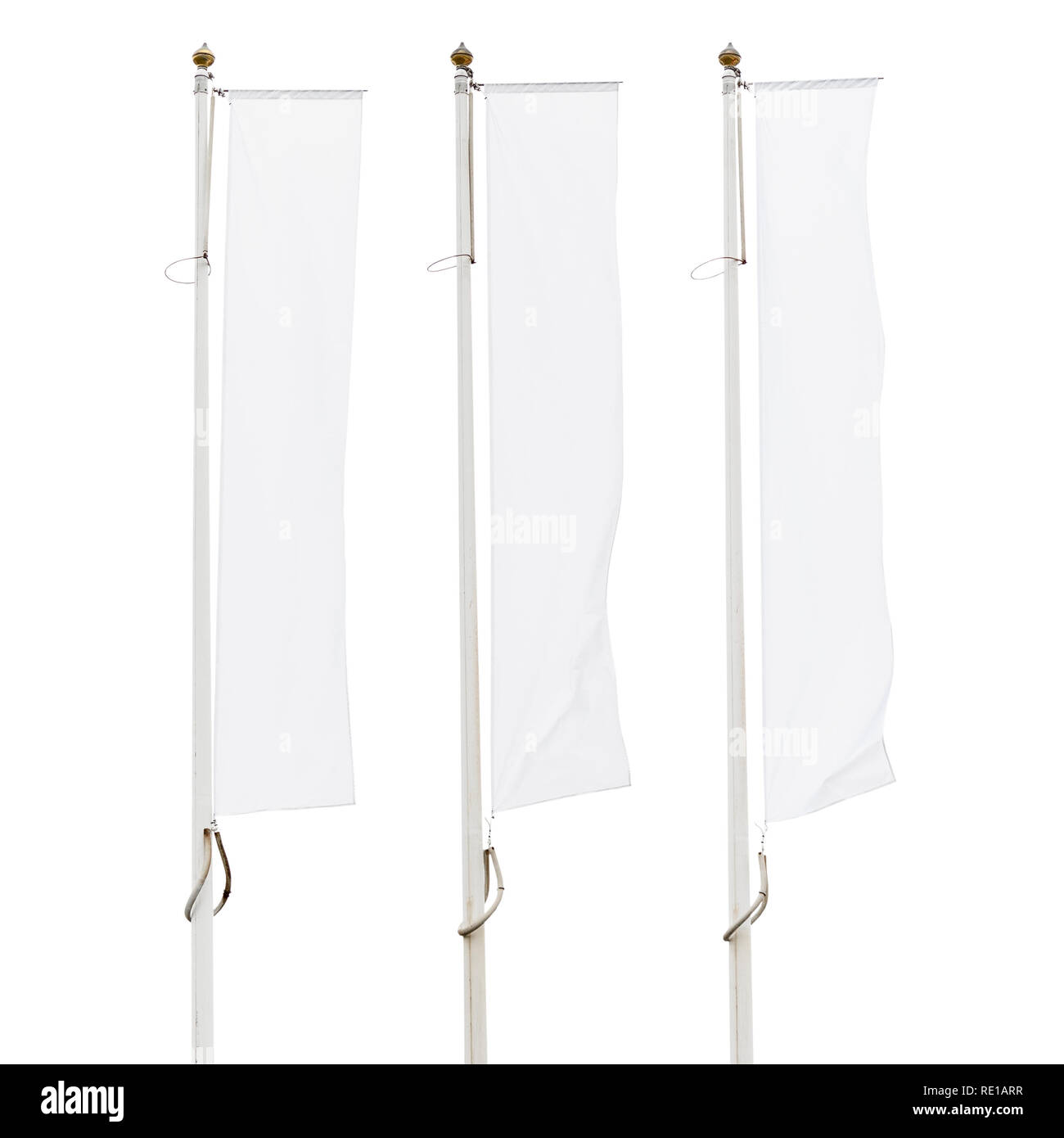 Vuoto tre bandiere bianche sui pennoni isolati su sfondo bianco, corporate bandiera mockup ad ad il logo, il testo o il simbolo, identità aziendale modello di bandiera Foto Stock