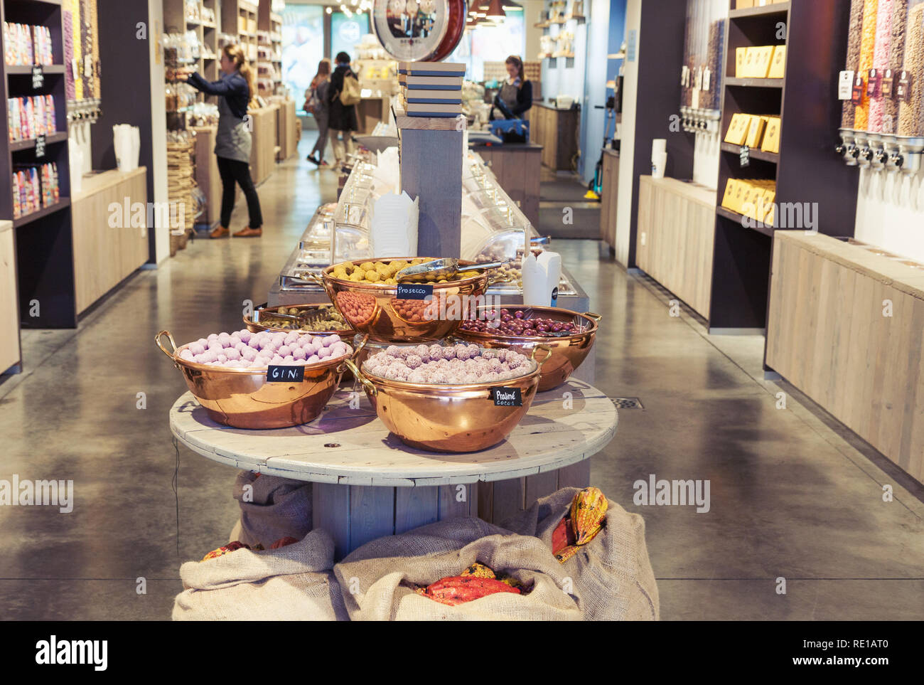 Tradizionale e accogliente di cioccolato belga shop interno con variey di caramelle e dolci da scegliere nella città vecchia o Foto Stock