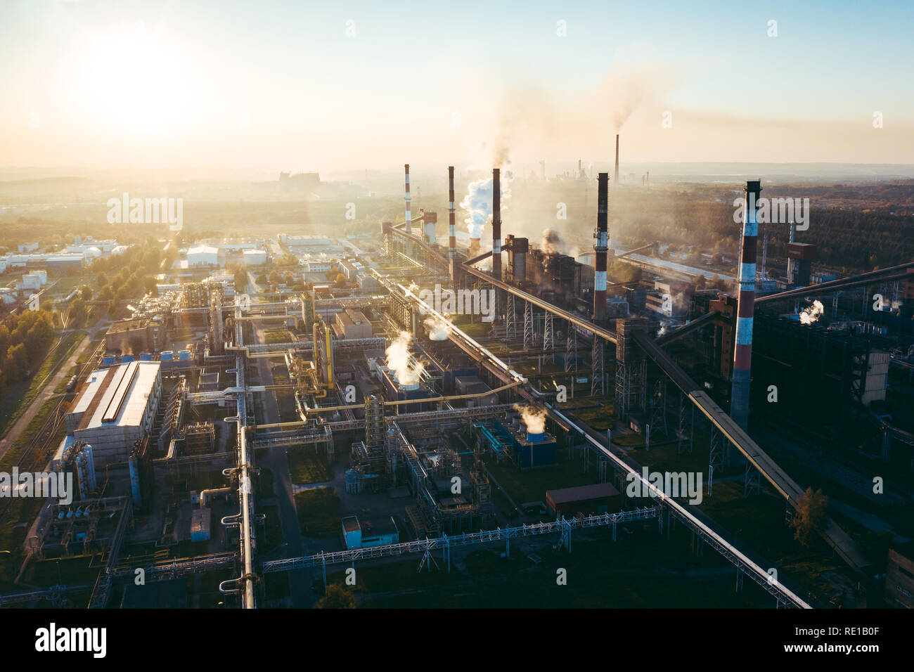 Paesaggio industriale con forte inquinamento prodotto da una grande fabbrica di Foto Stock