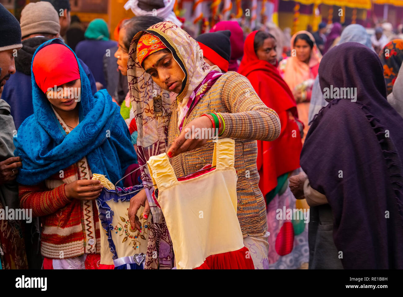 Congegration,North Indian,giovane,femmina,pellegrini,Gangasagar ,mela camp,l'acquisto,bambini ,tonaca,Kolkata, dell' India . Foto Stock