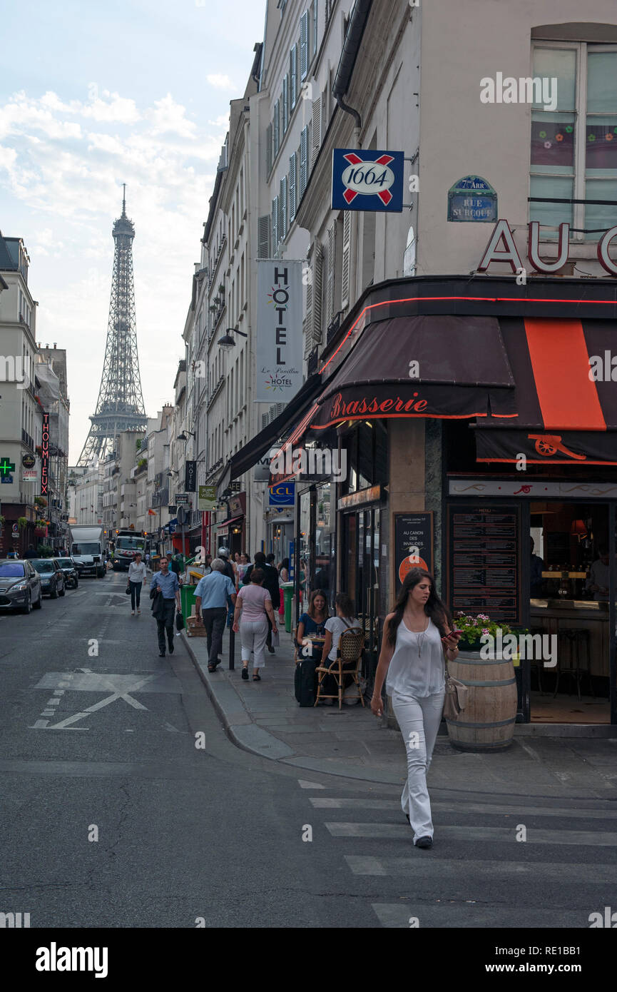 Vista generale della Torre Eiffel e strada Parigina, Parigi, Francia Foto Stock