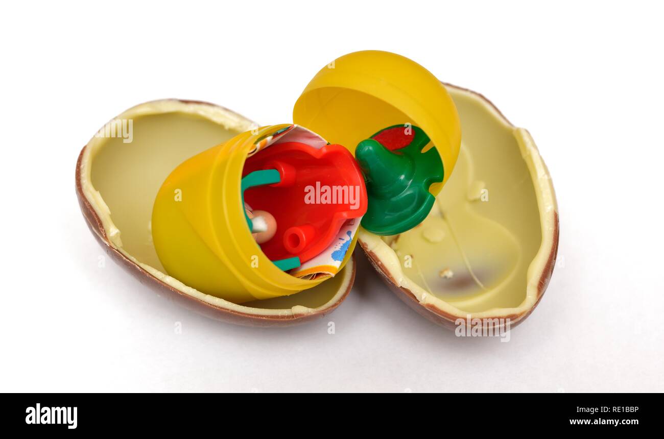Kinder sorpresa uovo con il giocattolo novità all'interno Foto Stock