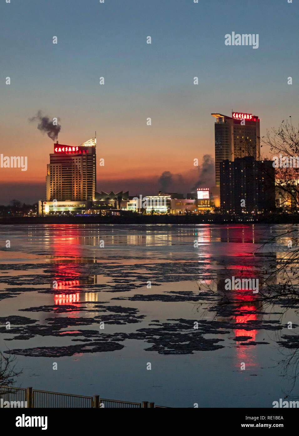 Detroit, Michigan - Il Gelido Fiume Detroit prima dell'alba, la separazione di Detroit e, attraverso il fiume, Windsor, Ontario in Canada. Caesars casinò e hotel Foto Stock