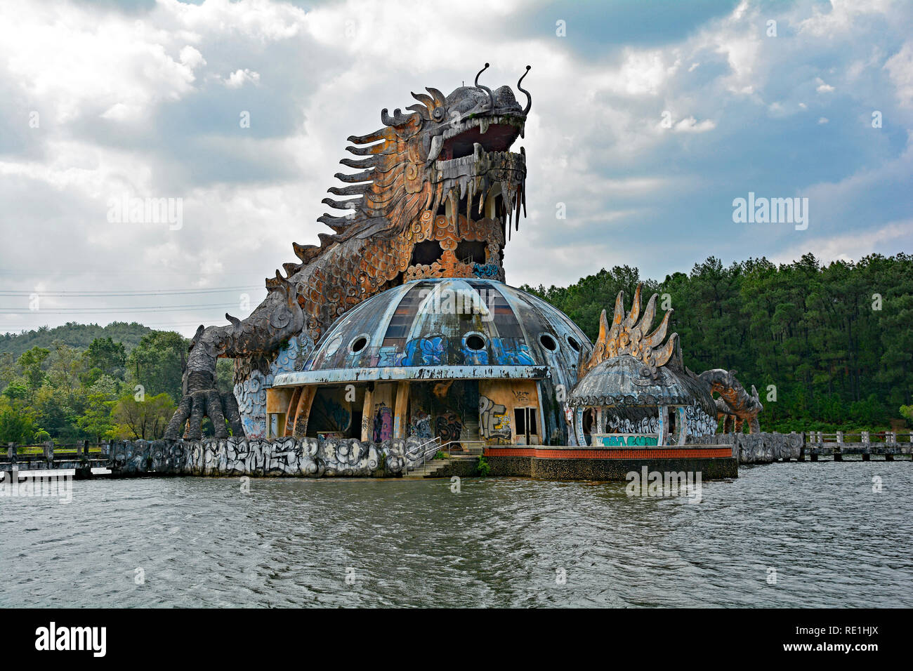 Hue, Vietnam - 19 dicembre 2017. Il drago acquarium nell'Ho Tien Thuy Parco acquatico nei pressi di tonalità, che è stata abbandonata per oltre quindici anni Foto Stock