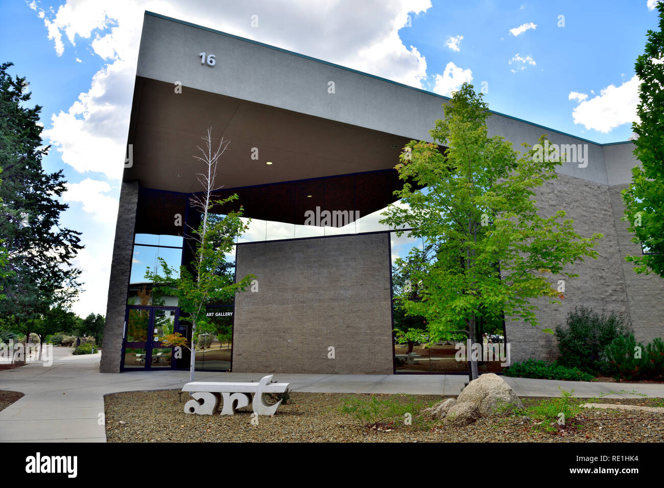 Segno Arte fuori Yavapai College art e Performing Arts Center Building, Prescott, Arizona Foto Stock