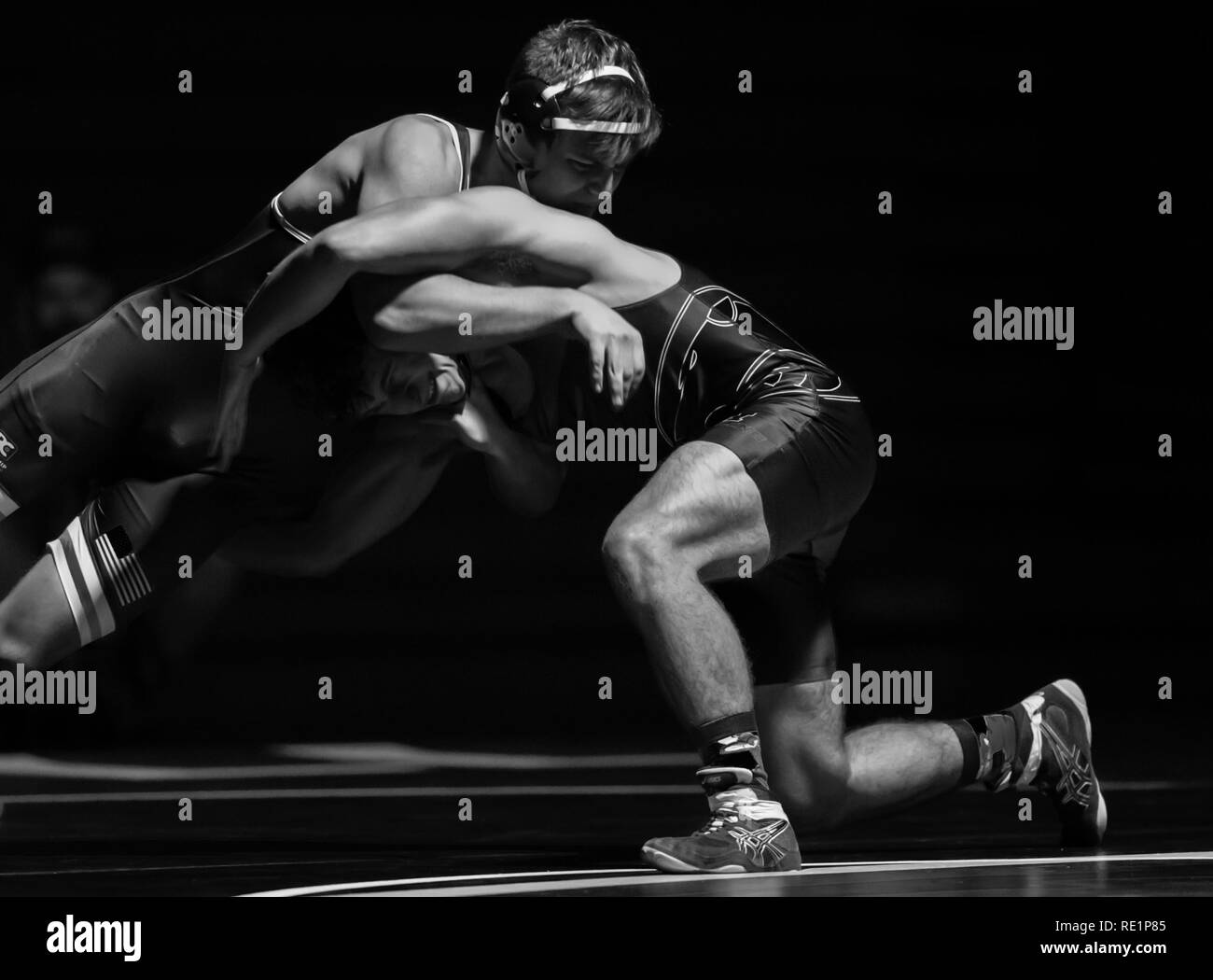 Il wrestling sotto la luce dei riflettori con Pleasant Valley vs. Foothill High School di Palo Cedro, California. Foto Stock