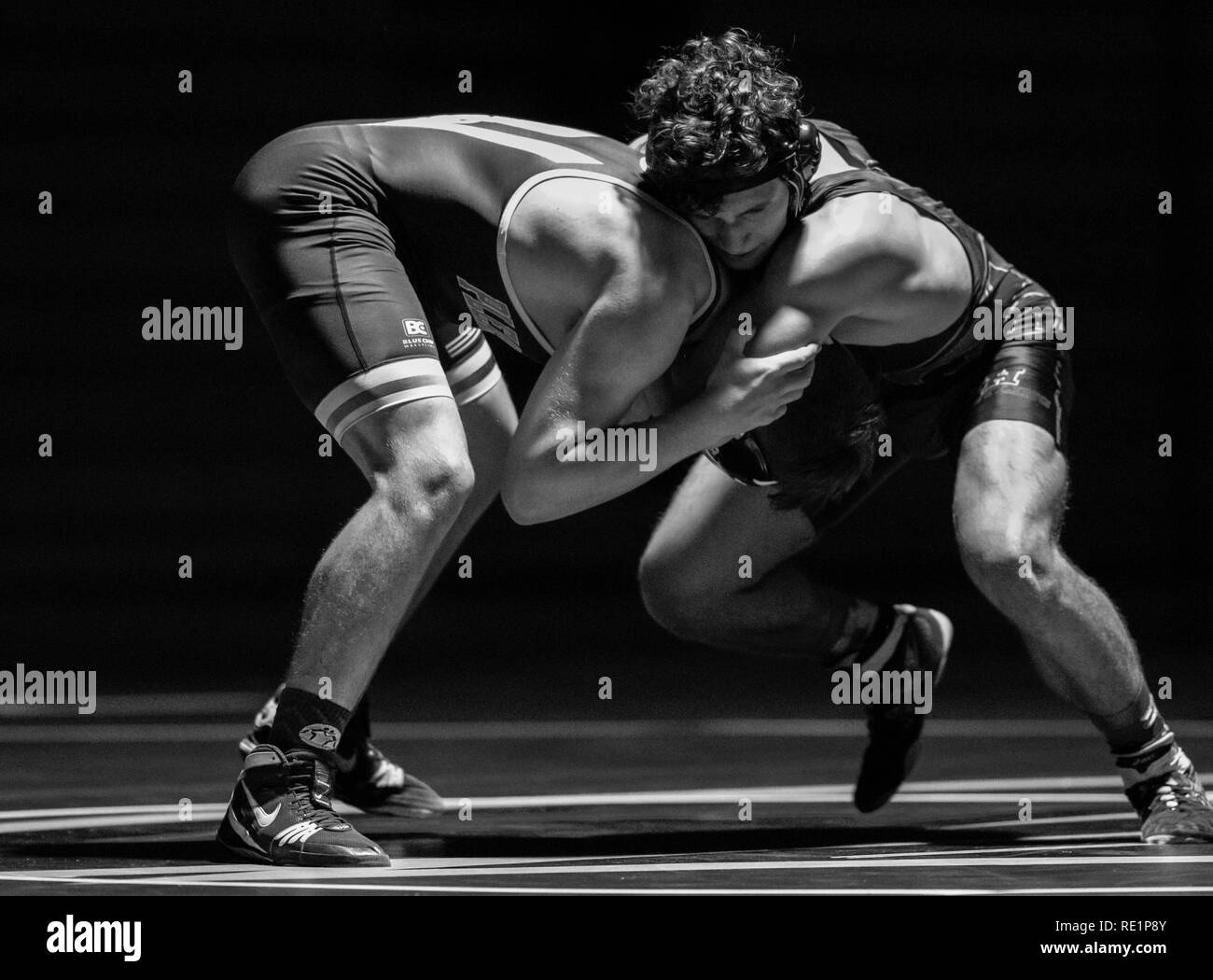Il wrestling sotto la luce dei riflettori con Pleasant Valley vs. Foothill High School di Palo Cedro, California. Foto Stock
