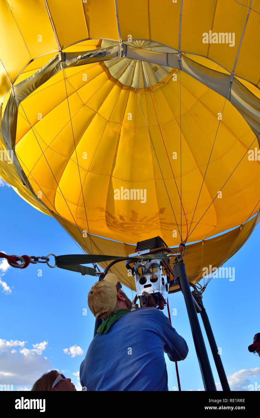 Cercando in mongolfiera passato tettoia il bruciatore a gas Foto Stock
