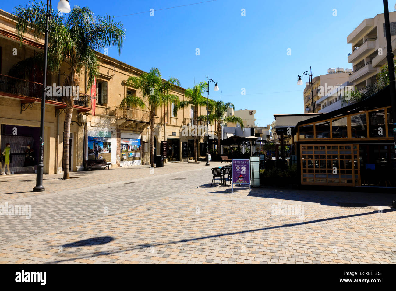 Negozi e plaza a Ermou, Larnaca, Cipro Ottobre 2018 Foto Stock