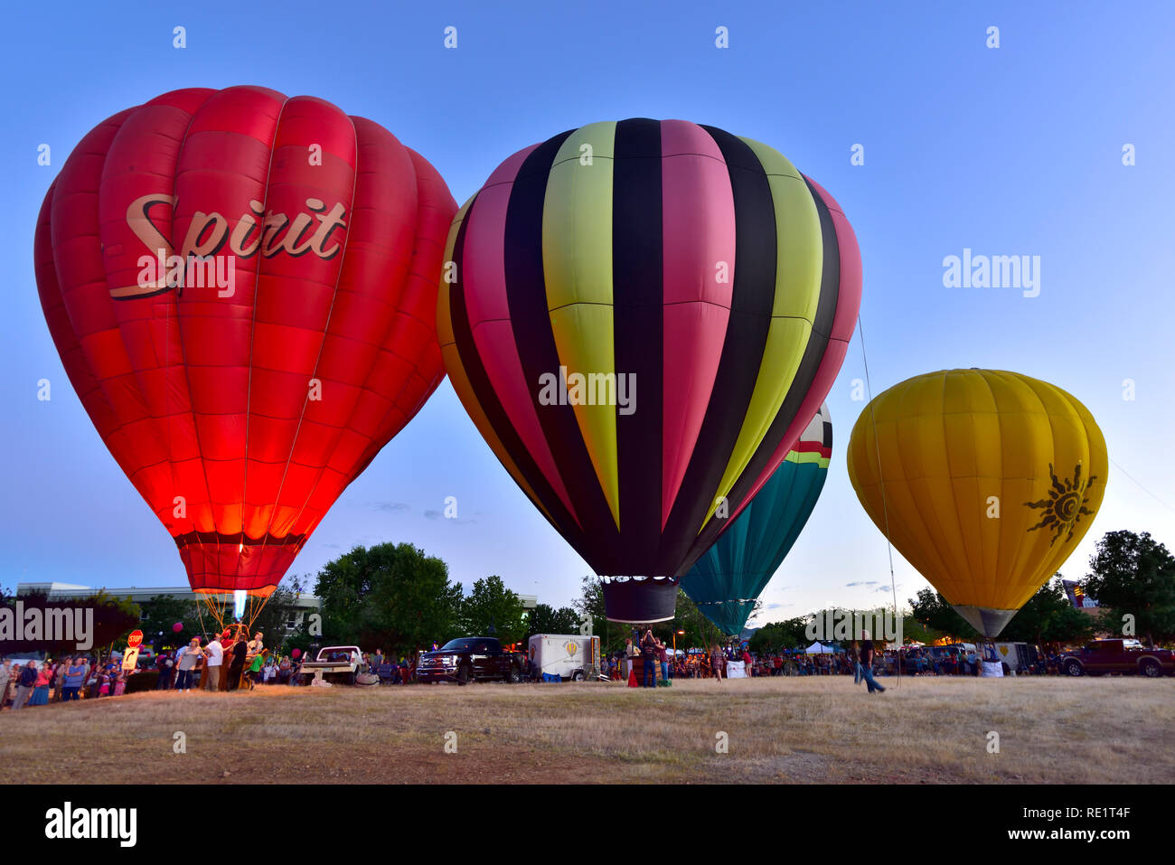 I palloni ad aria calda in prima serata con tettoie riempito con aria calda e del bruciatore acceso, Prescott Valley, Arizona, Stati Uniti d'America Foto Stock