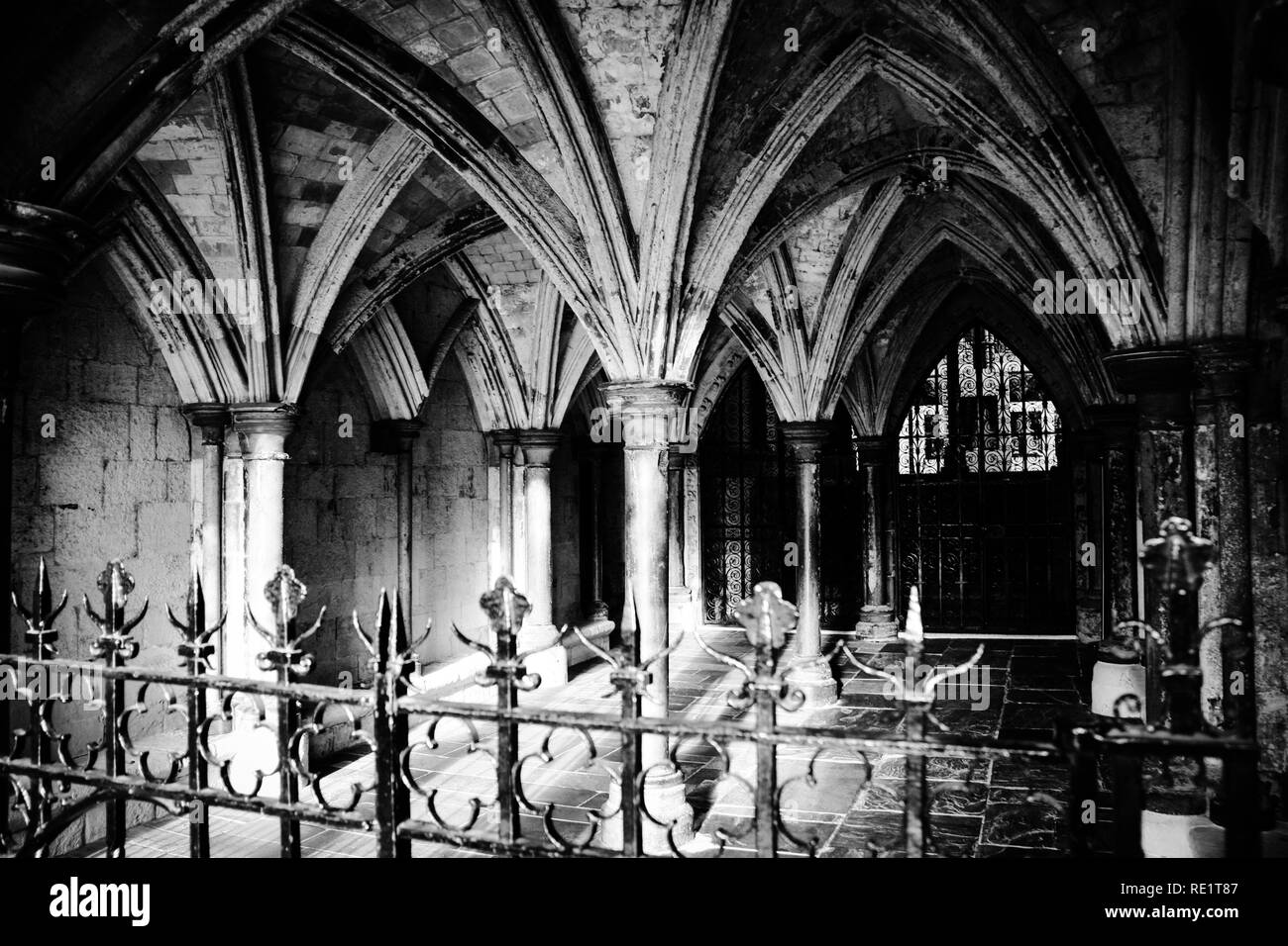 Immagine in bianco e nero delle colonne in un cortile presso la Collegiata di San Pietro a Westminster (l'Abbazia di Westminster) a Londra, Regno Unito Foto Stock