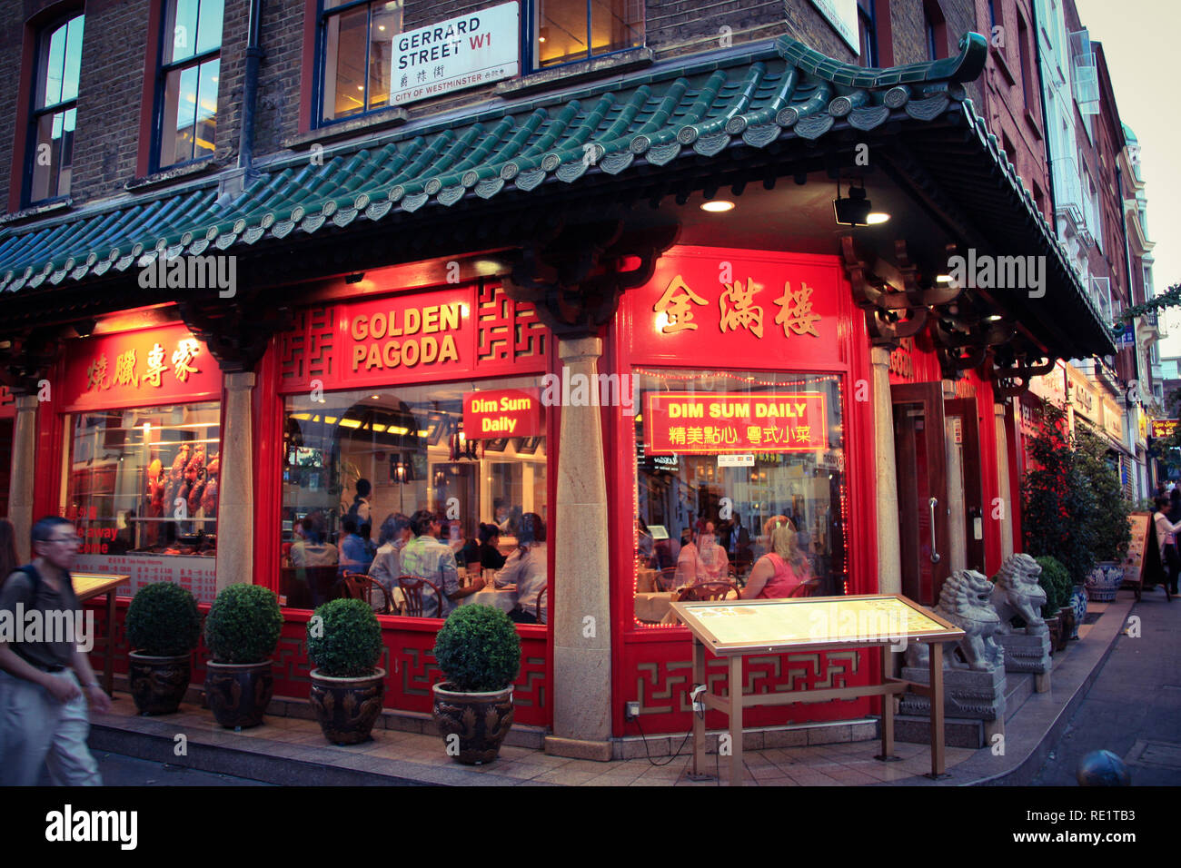 Tipico ristorante cinese "Pagoda d'Oro" a Gerrard Street a China Town, Londra, Regno Unito Foto Stock