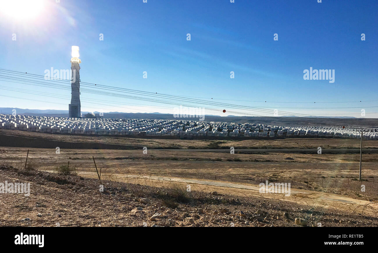 Una vista retroilluminata di mattina presto di una centrale solare ad alta tecnologia nel Negev in Israele Foto Stock