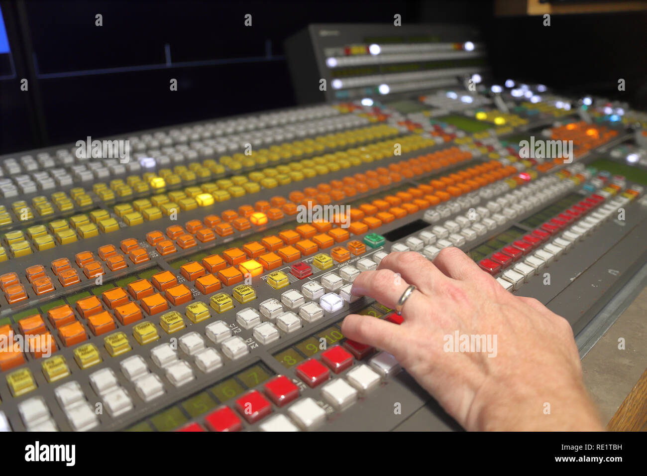 La produzione broadcast video switcher, vision mixer con mano i pulsanti operativi Foto Stock