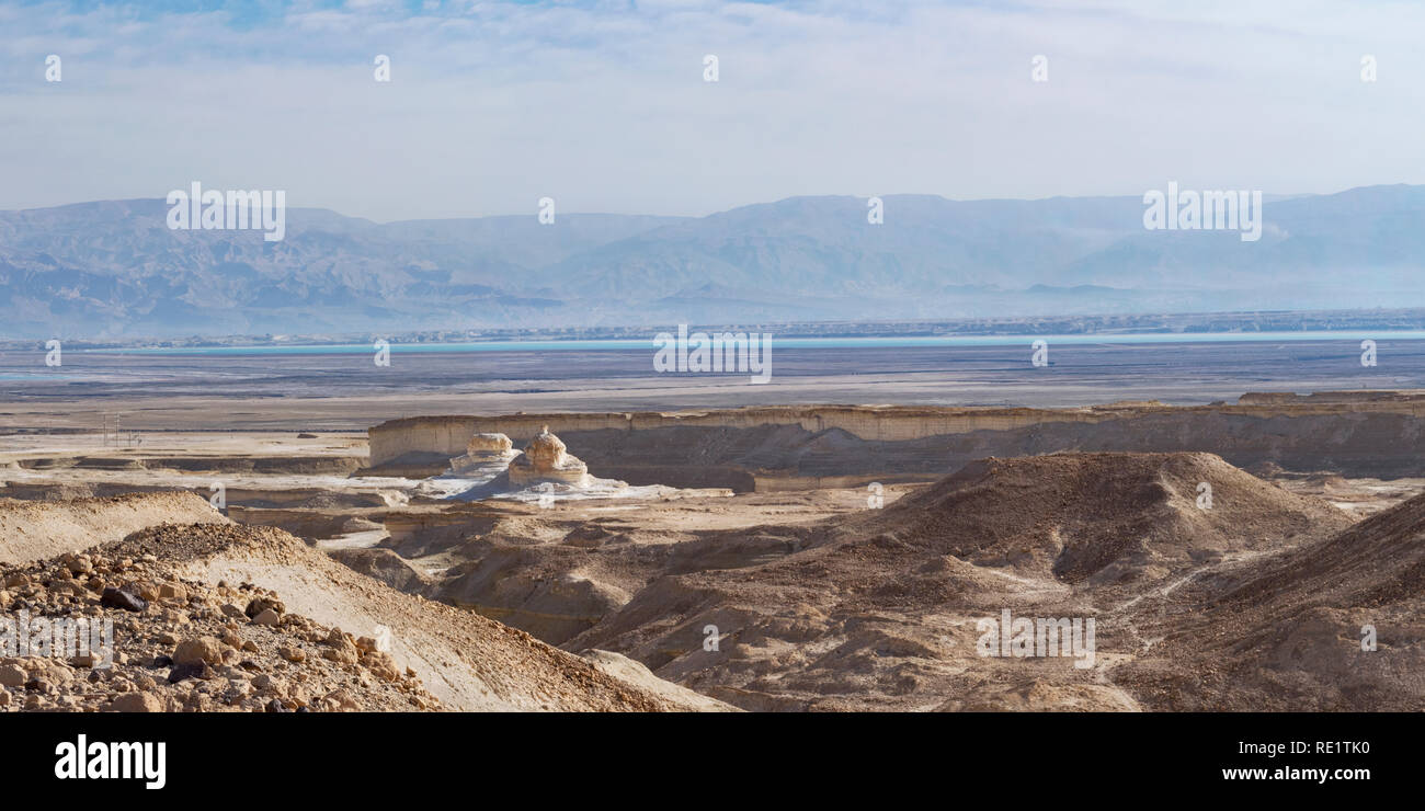 Il Mar Morto in Israele e le montagne di Moav in Giordania dal di sotto a Masada mostrante la landforms ed erosione causata dal prosciugamento del Mare Foto Stock