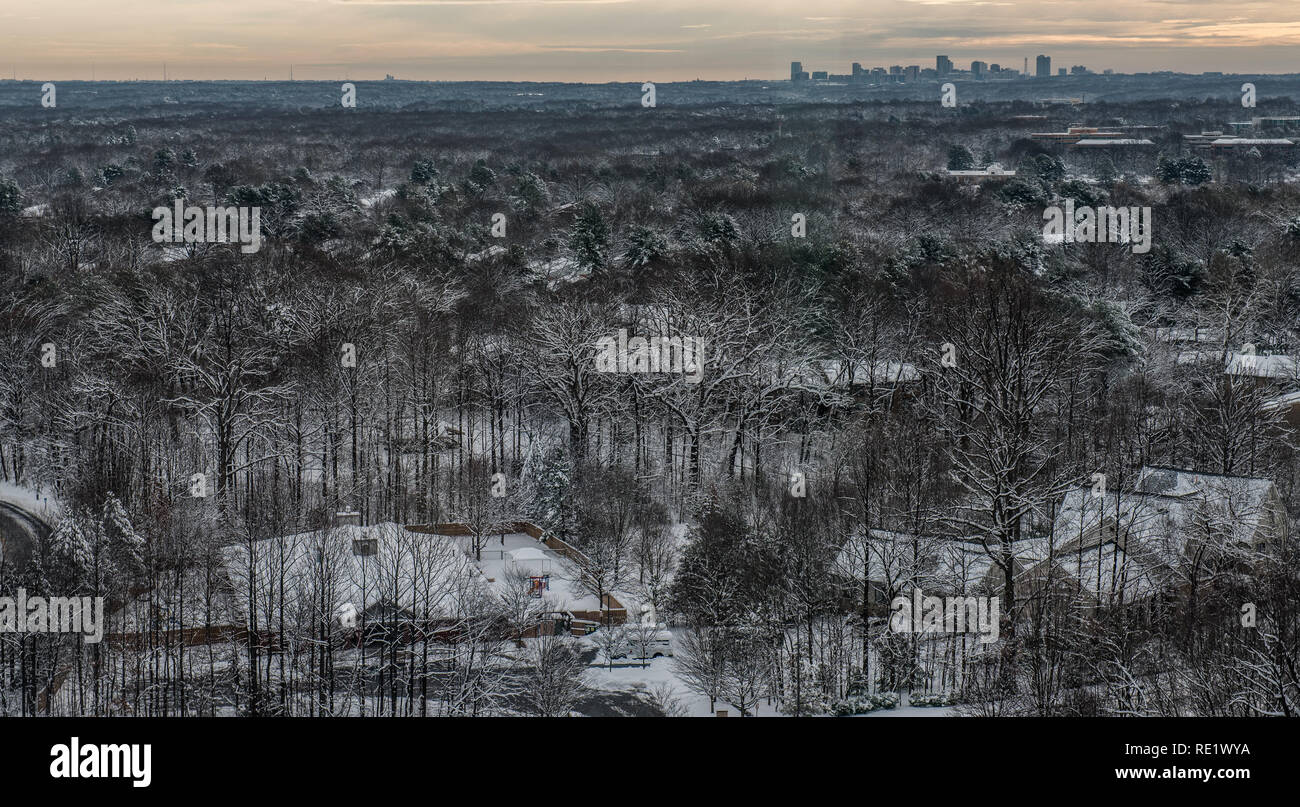 Foto guardando oltre il Reston Virginia, la mattina presto dopo una nevicata. Tyson's Corner è in background. Foto Stock