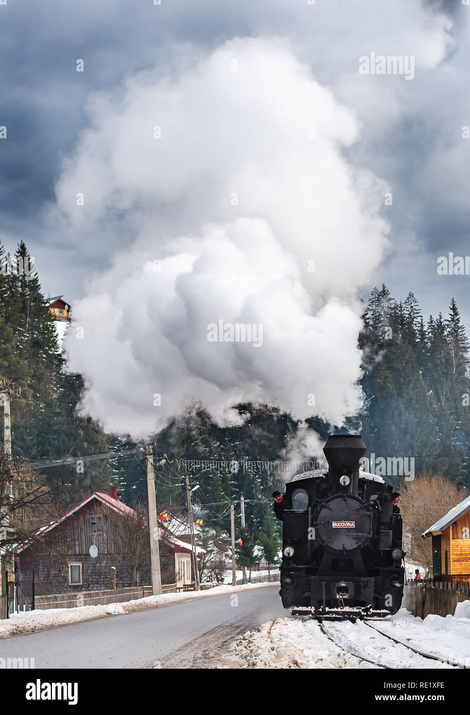 Ripristinato a scartamento ridotto in treno in Bucovina, Romania, inverno 2018 Foto Stock