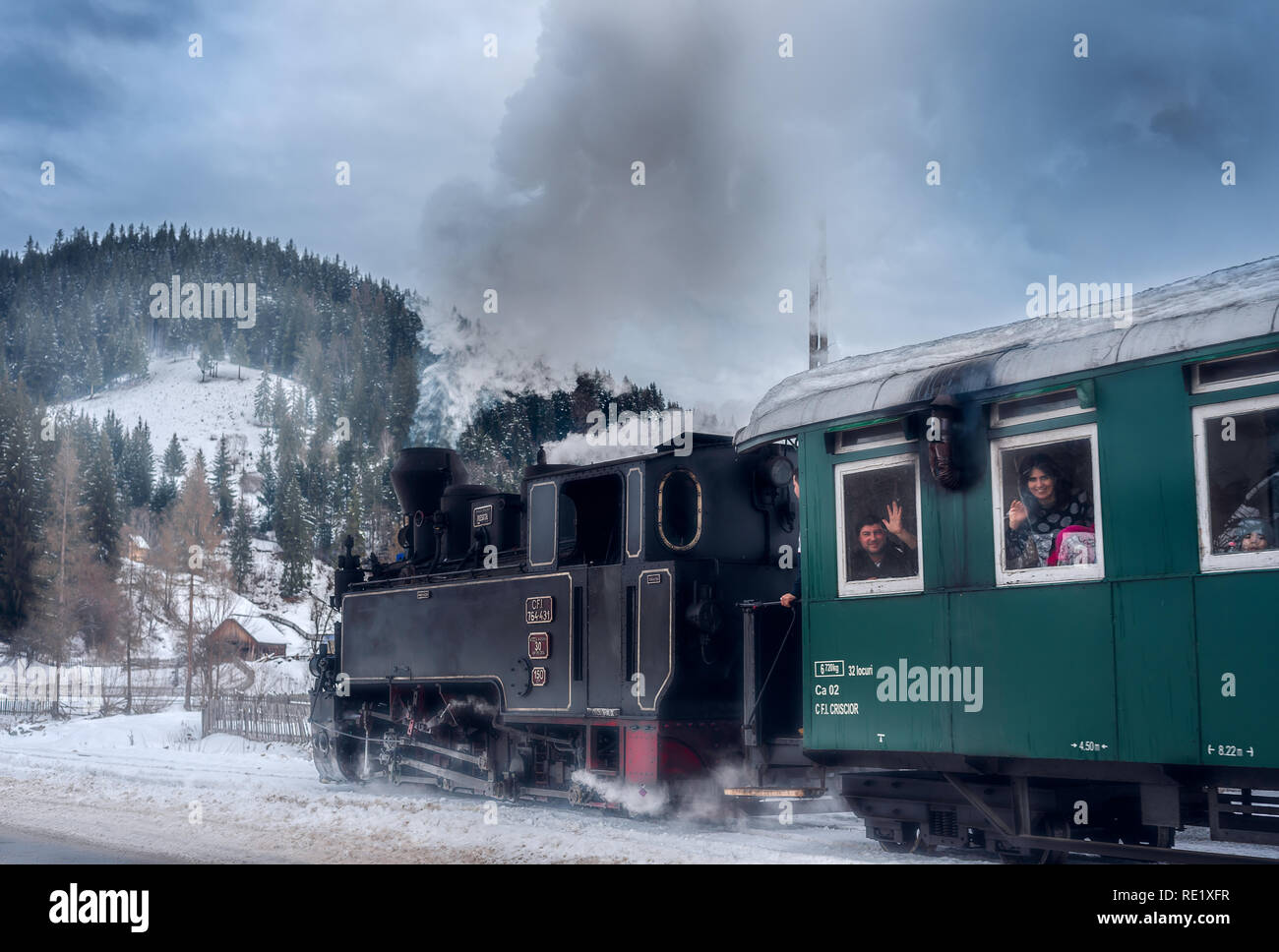 Ripristinato a scartamento ridotto in treno in Bucovina, Romania, inverno 2018 Foto Stock