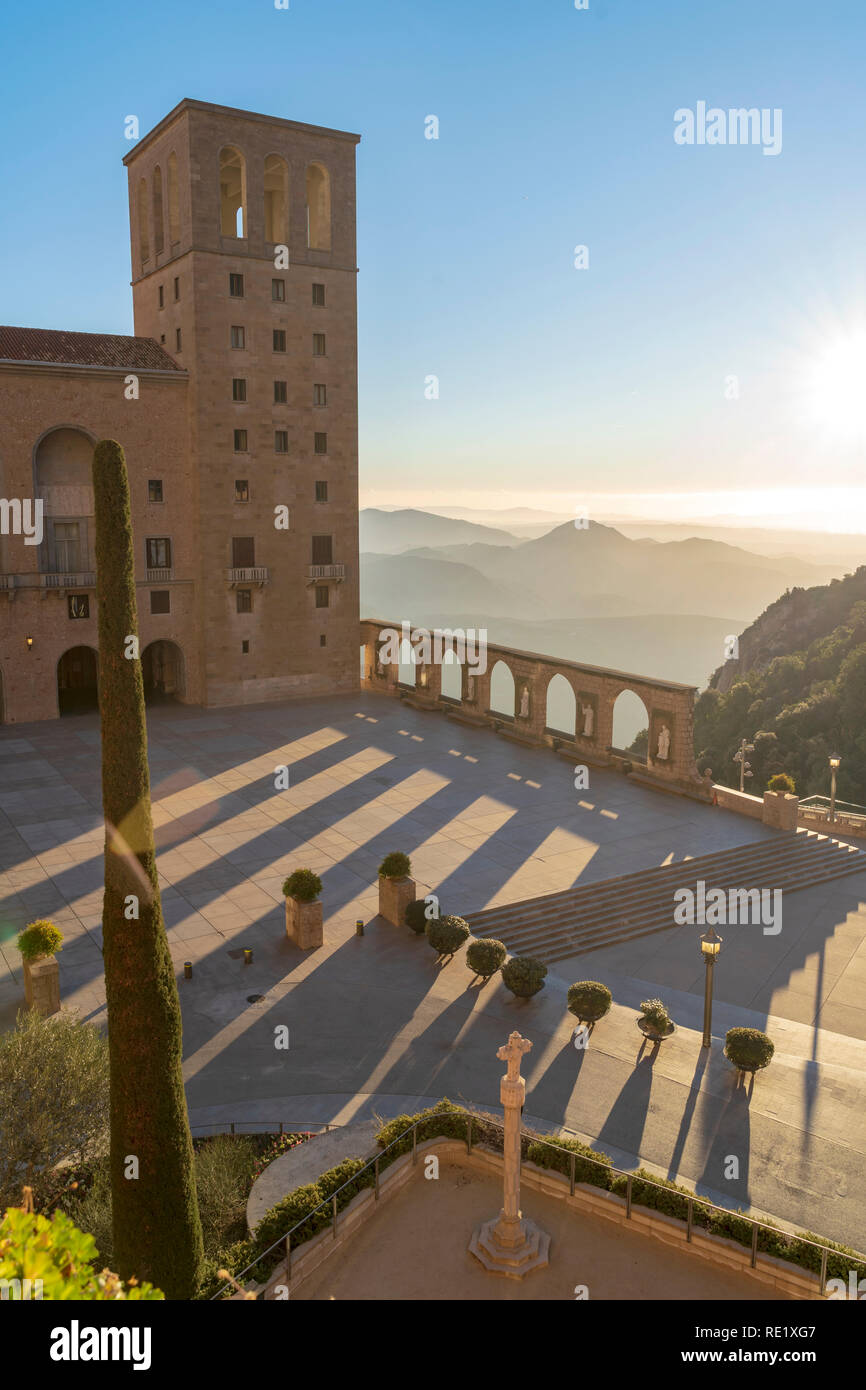 Viste dal monastero di Monserrat. Statue di pietra e gli archi all'esterno con le montagne sullo sfondo di mattina presto. Barcellona, Spagna. Foto Stock
