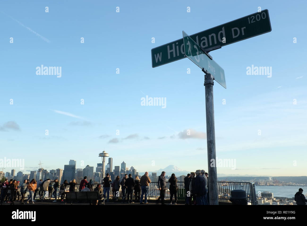 I turisti alla ricerca in vista dello skyline di Seattle e il Monte Rainier da Kerry Park e Highland Drive strada segno, Seattle, Washington, Stati Uniti d'America Foto Stock