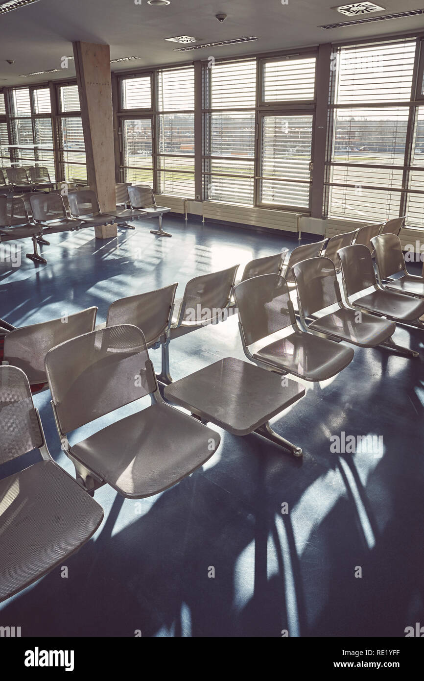 Aeroporto vuoto in sala d'attesa, dai toni di colore dell'immagine. Foto Stock