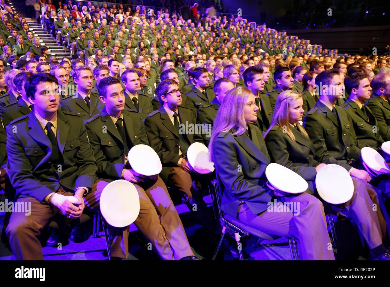 Prestazione di giuramento nella cerimonia di 1100 poliziotti e femminile per il NRW forza di polizia, classe 2009, Duesseldorf Foto Stock