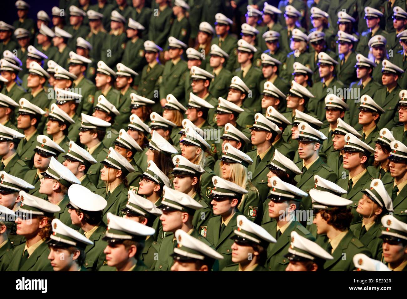 Prestazione di giuramento nella cerimonia di 1100 poliziotti e femminile per il NRW forza di polizia, classe 2009, Duesseldorf Foto Stock