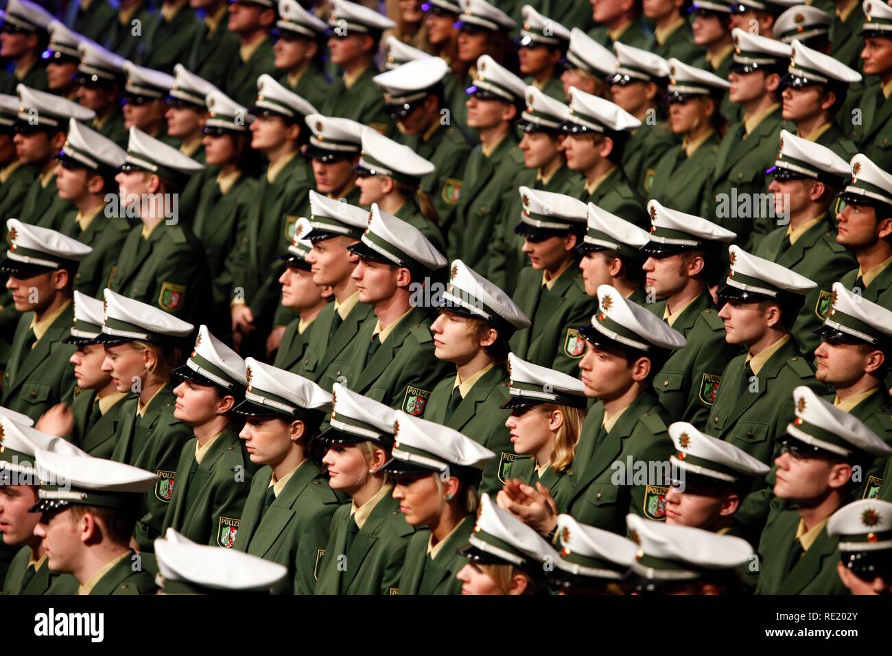 Prestazione di giuramento nella cerimonia di 1100 poliziotti e femminile per il NRW forza di polizia, classe 2009, Duesseldorf Foto Stock