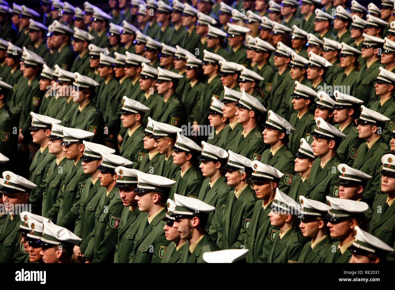 Prestazione di giuramento nella cerimonia di 1100 poliziotti e femminile per il NRW forza di polizia, classe 2009, Duesseldorf Foto Stock