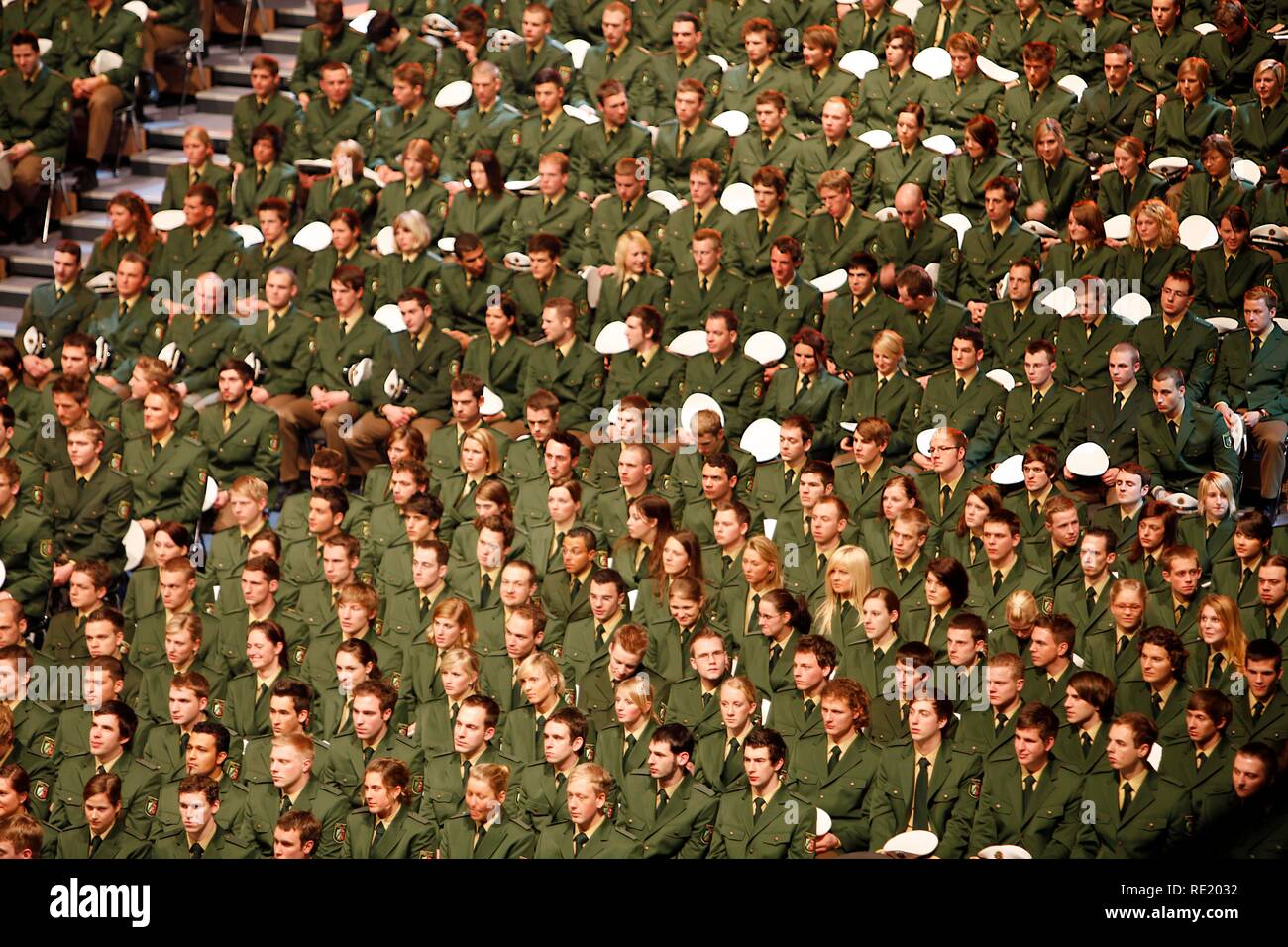 Prestazione di giuramento nella cerimonia di 1100 poliziotti e femminile per il NRW forza di polizia, classe 2009, Duesseldorf Foto Stock