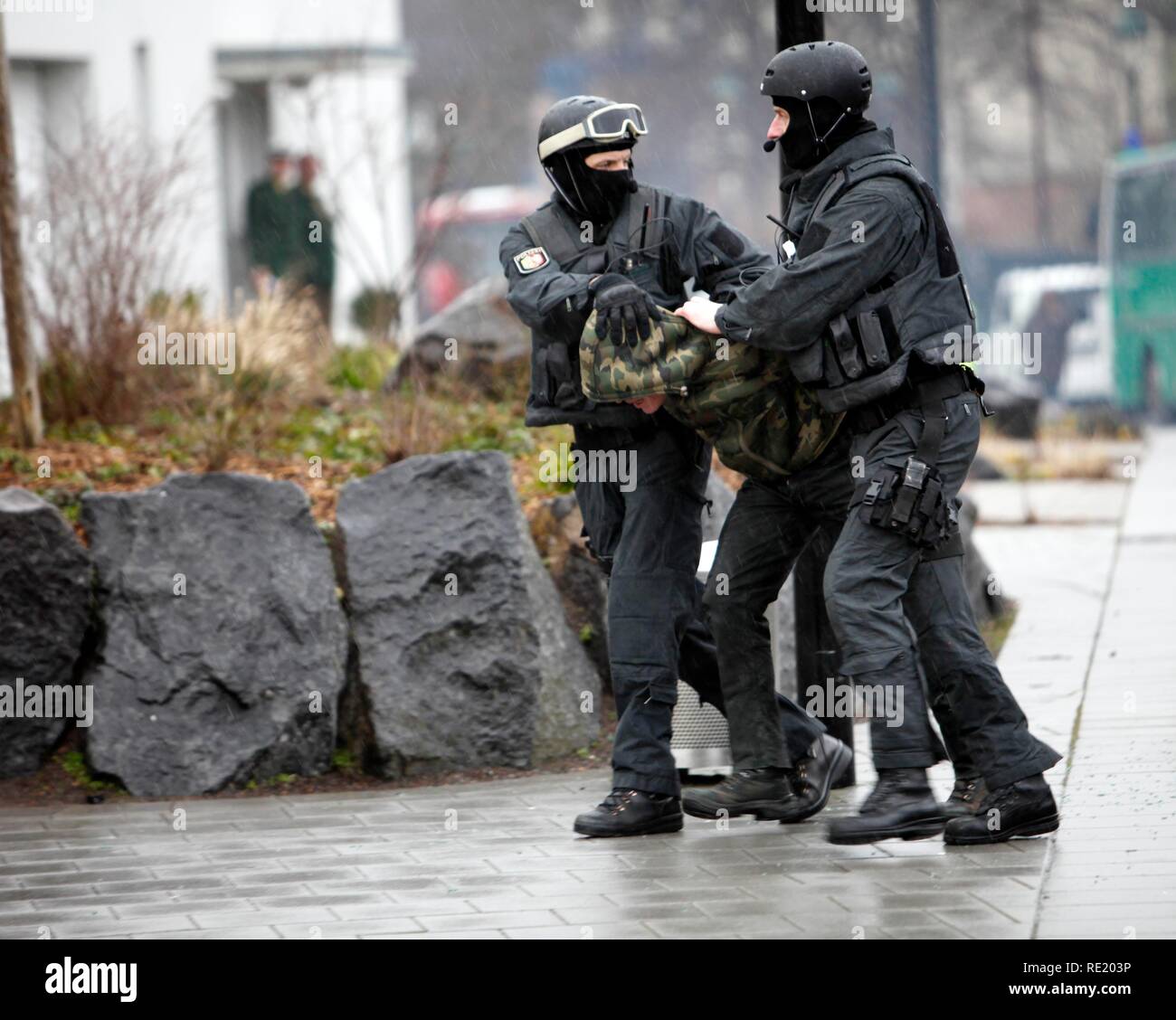 La polizia speciale task forces, SEC durante una prova pratica, catturando 2 autori in una vettura, Duesseldorf Foto Stock